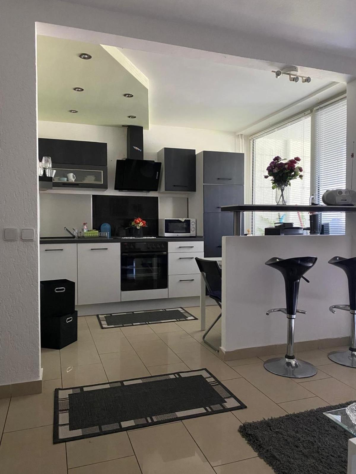Espaco Tranquilo Mit Guter Anbindung Zu Duesseldorf Messe Apartment *